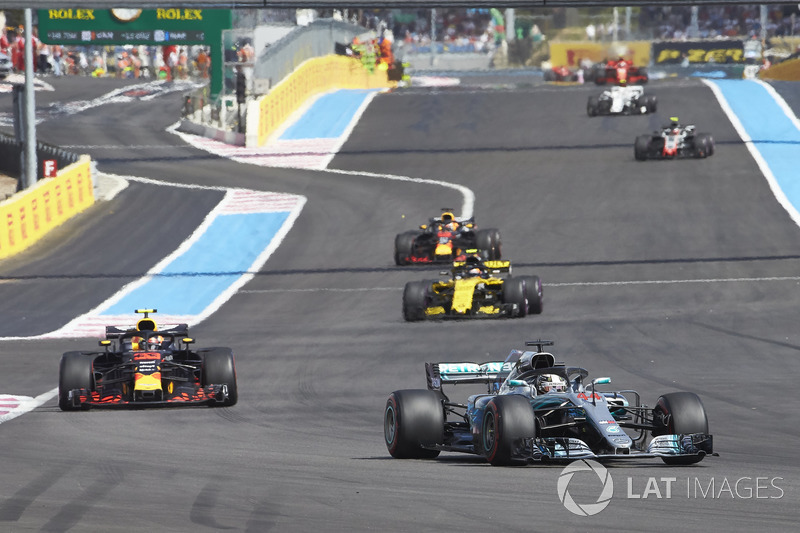 Lewis Hamilton, Mercedes AMG F1 W09, leads Max Verstappen, Red Bull Racing RB14, Nico Hulkenberg, Renault Sport F1 Team R.S. 18, and Daniel Ricciardo, Red Bull Racing RB14