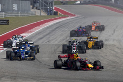 Макс Ферстаппен, Red Bull Racing RB13, Маркус Ерікссон, Sauber C36, Кевн Магнуссен, Haas F1 Team VF-