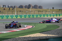 Pierre Gasly, Scuderia Toro Rosso STR13 ve Brendon Hartley, Scuderia Toro Rosso STR13