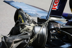 Carlos Sainz Jr., Scuderia Toro Rosso STR11 met een beschadigde band en achtervleugel