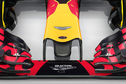 Red Bull Racing RB12 ve Aston Martin logo