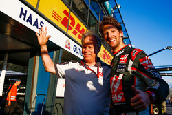 Gene Haas, Haas Automotion President celebrates sixth placed on the team's debut for Romain Grosjean