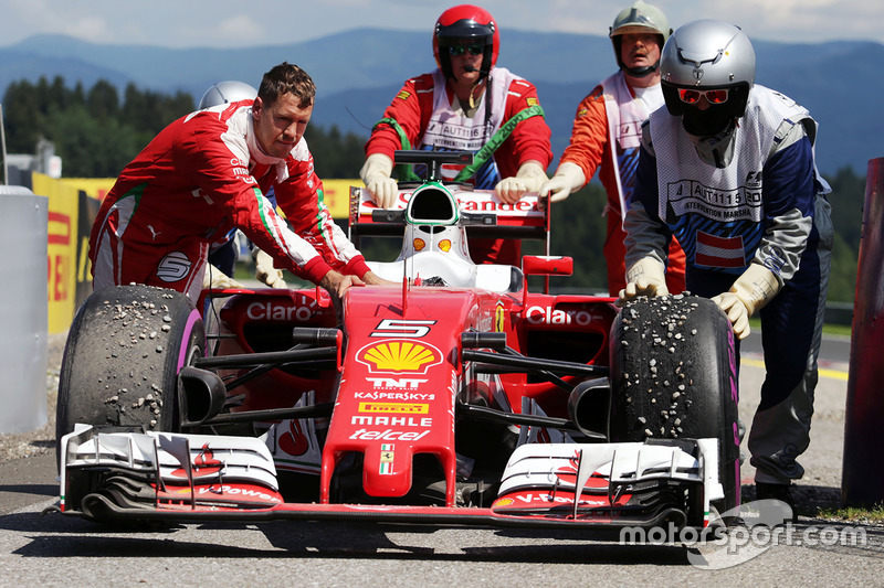 Sebastian Vettel, Ferrari SF16-H spins off the circuit in the second practice session