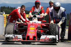 Sebastian Vettel, Ferrari SF16-H spins off the circuit in the second practice session