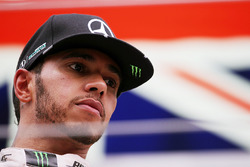Il vincitore della gara Lewis Hamilton, Mercedes AMG F1 sul podio