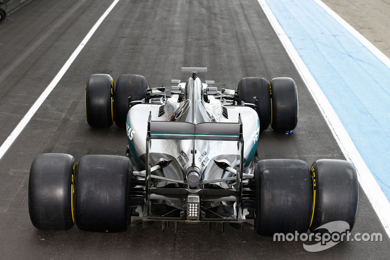 Mercedes AMG F1 W07 Hybrid з гумою Pirelli 2017 та 2016 рр