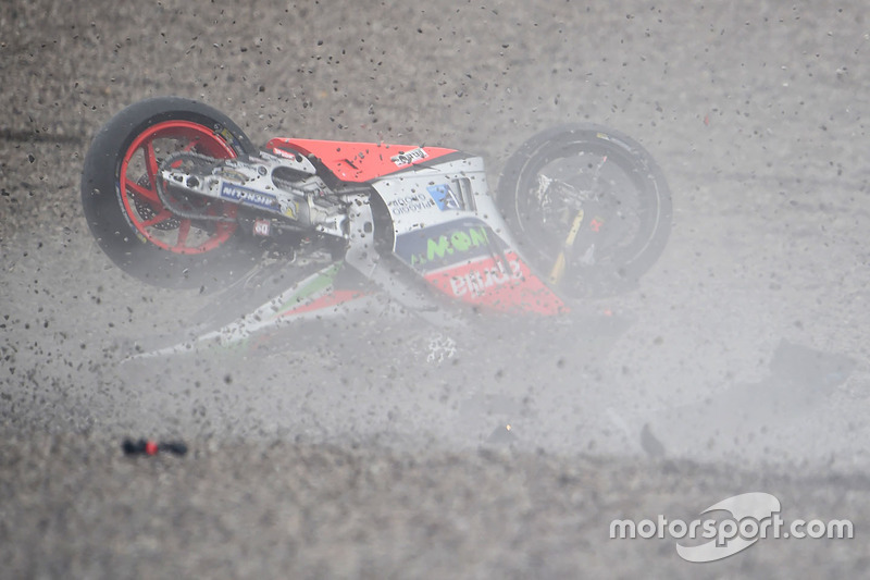 Sturz: Stefan Bradl, Aprilia Racing Team Gresini