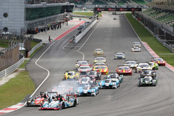 #35 Jackie Chan DC Racing Oreca Nissan 03R: Ho-Pin Tung, Gustavo Menezes, Thomas Laurent at the start of the race