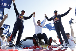 1. Stéphane Peterhansel, Jean-Paul Cottret, Peugeot Sport, mit Bruno Famin, Peugeot-Sportchef