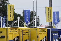 Прапори Dunlop та Michelin