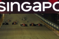 Kimi Raikkonen, Ferrari SF70H, Max Verstappen, Red Bull Racing RB13 ve Sebastian Vettel, Ferrari SF7