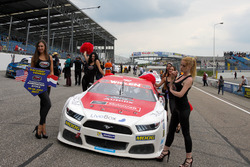 Gridgirls am Auto von Borja Garcia, Racers Motorsport Ford