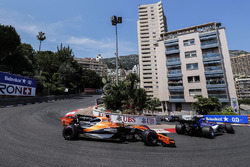 Marcus Ericsson, Sauber C36; Jenson Button, McLaren MCL32