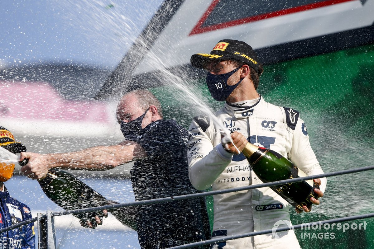 Graham Watson Team Manager, AlphaTauri avec le vainqueur Pierre Gasly, AlphaTauri, fêtent avec le Champagne