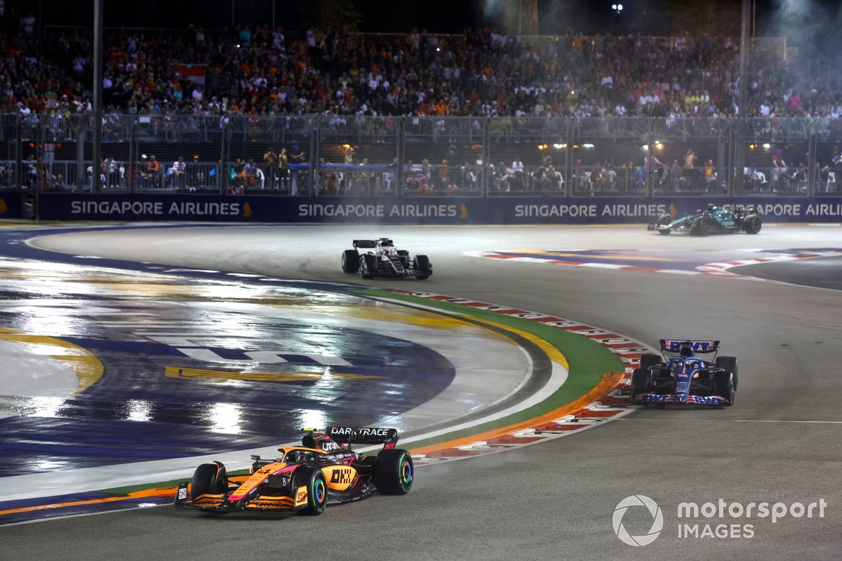 Lando Norris poursuivi par Fernando Alonso avant son abandon.