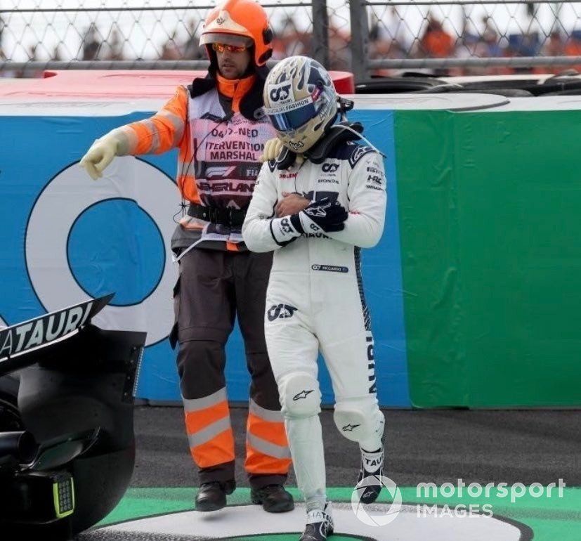 Daniel Ricciardo, AlphaTauri AT04 se toma de la mano tras su accidente