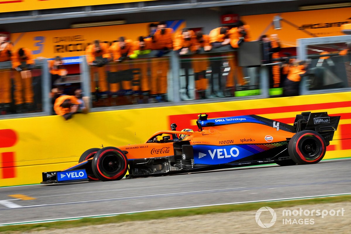Lando Norris, McLaren MCL35M, disambut kru usai menyentuh garis finis di posisi ketiga.