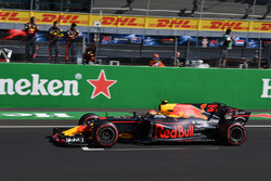Daniel Ricciardo, Red Bull Racing RB13 celebrates as he crosses the line for fourth