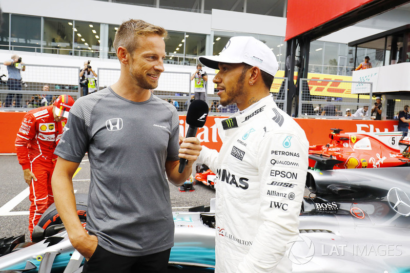 Lewis Hamilton, Mercedes AMG F1 W08, con Jenson Button