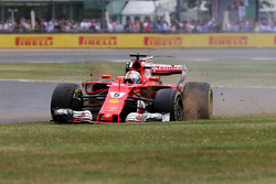 Sebastian Vettel, Ferrari SF70H, con una foratura all'anteriore