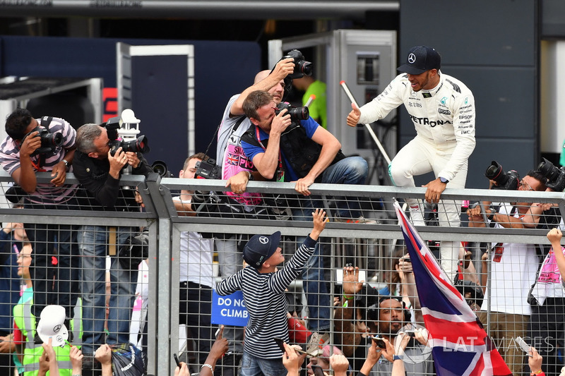 Race winner Lewis Hamilton, Mercedes AMG F1 celebrates with the fans