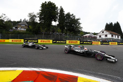 Kevin Magnussen, Haas F1 Team VF-17, Romain Grosjean, Haas F1 Team VF-17