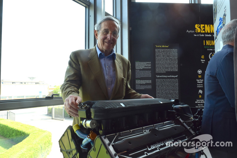 Mauro Forghieri con il 12 cilindri Lamborghini provato da Ayrton Senna sulla McLaren