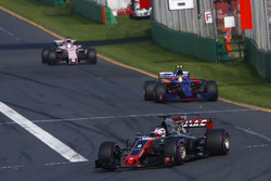 Romain Grosjean, Haas F1 Team VF-17, Carlos Sainz Jr., Scuderia Toro Rosso STR12 y Sergio Pérez, For