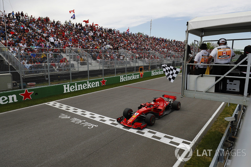 Sebastian Vettel, Ferrari SF71H, ve la bandera a cuadros como ganador