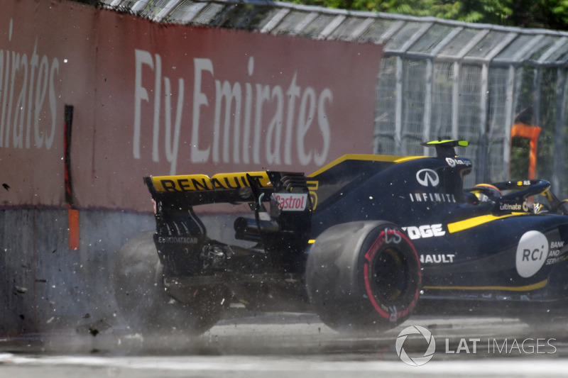 Carlos Sainz Jr., Renault Sport F1 Team R.S. 18 hits the wall in FP2