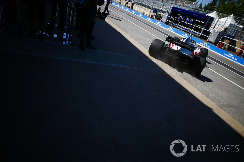 Kevin Magnussen, Haas F1 Team, esce dal garage