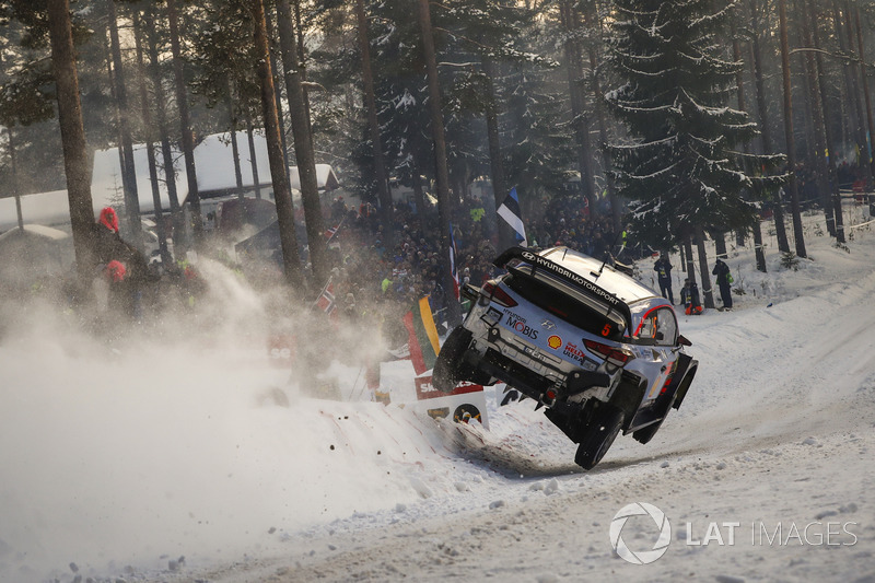 Hyundai i20 WRC geberan Thierry Neuville dan co-driver Nicolas Gilsoul dari Tim Hyundai Motorsport menghantam snow bank saat turun pada hari kedua Reli Swedia 2018.