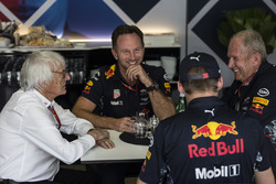 Bernie Ecclestone, in gesprek met Christian Horner, Red Bull Racing Team Principal, Max Verstappen,