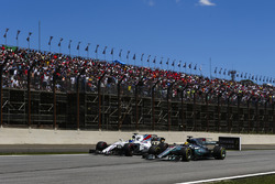 Lewis Hamilton, Mercedes AMG F1 W08, ve Felipe Massa, Williams FW40