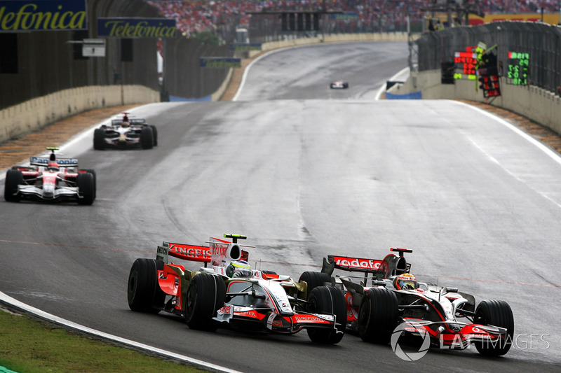 Lewis Hamilton passeert Giancarlo Fisichella tijdens de Grand Prix van Brazilië 2008