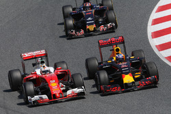Даніель Ріккардо, Red Bull Racing RB12 та Себастьян Феттель, Ferrari SF16-H в боротьбі за позицію