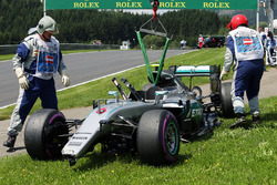La Mercedes AMG F1 W07 Hybrid di Nico Rosberg, dopo l'incidente nella terza sessione di prove libere