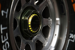 Pirelli-band en wielmoer