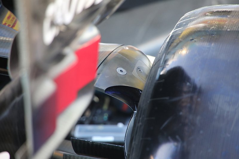 Mercedes W11: ecco lo sfogo che è stato aperto dietro alla presa d'aria del bracket