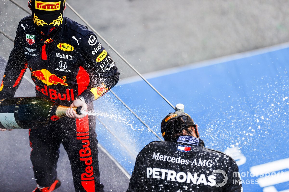 Podio: ganador, Lewis Hamilton, Mercedes-AMG Petronas F1, el segundo lugar Max Verstappen, Red Bull Racing