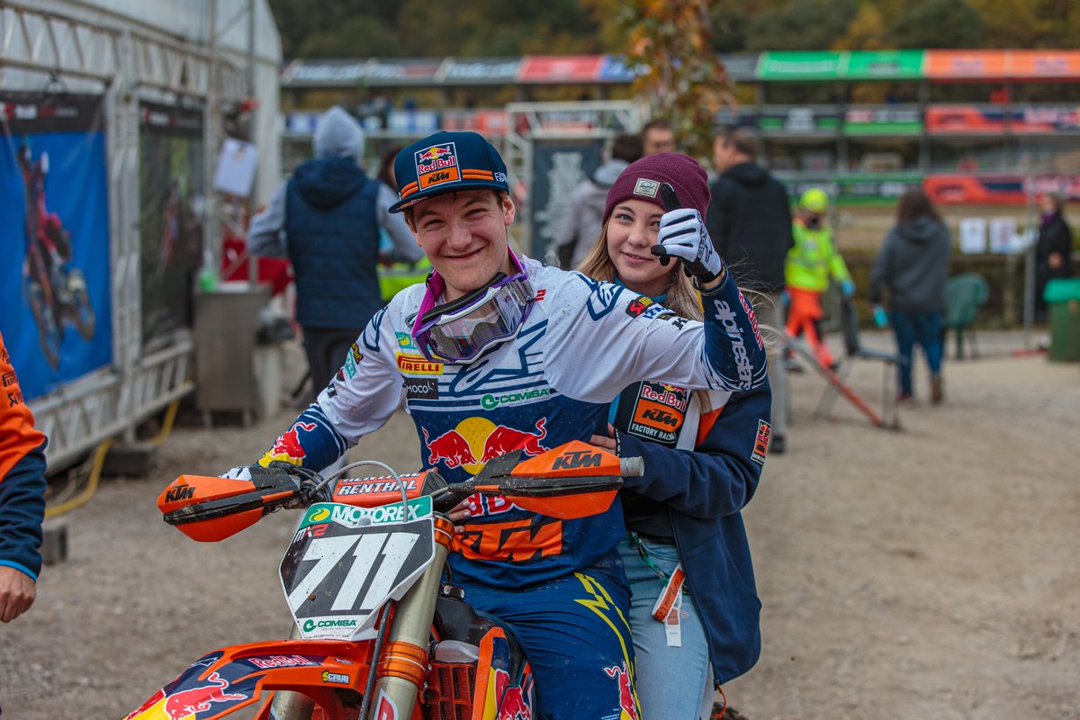 Rene Hofer, Red Bull KTM Factory Racing, con su hermana Nadine Hofer detrás