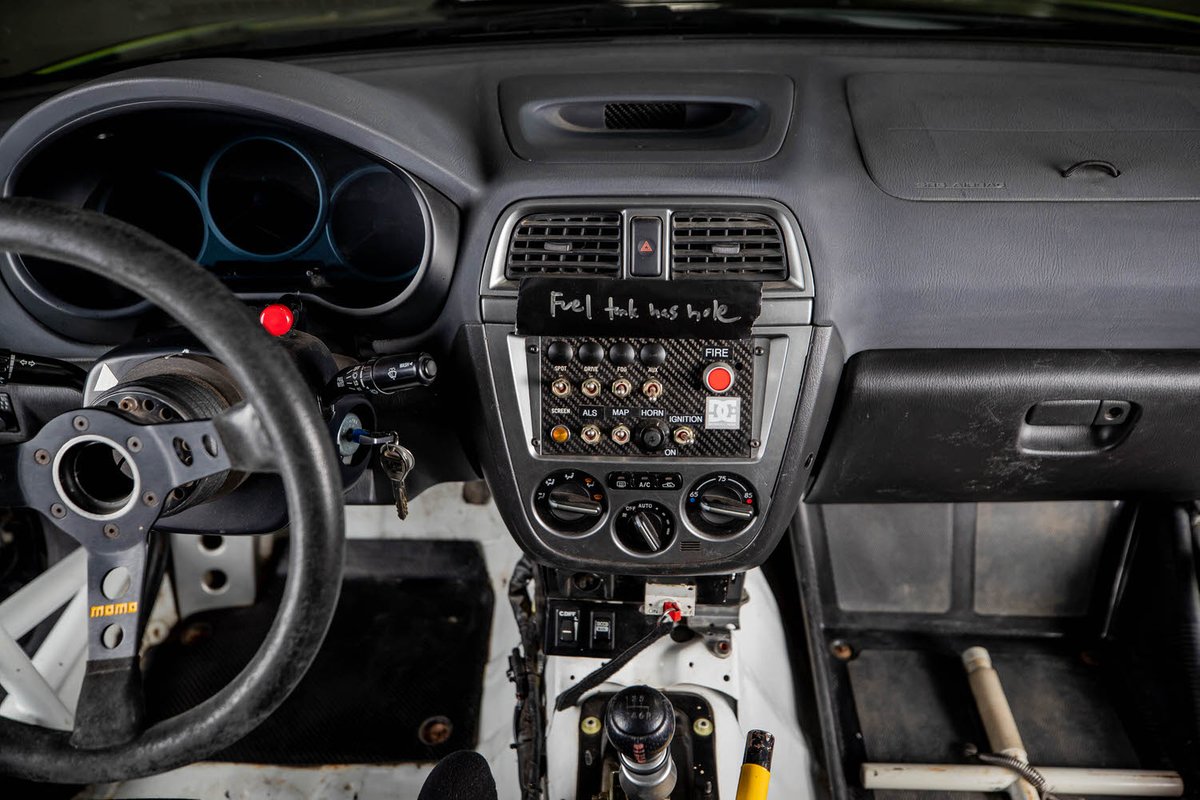 Geen alledaagse sticker op het dashboard