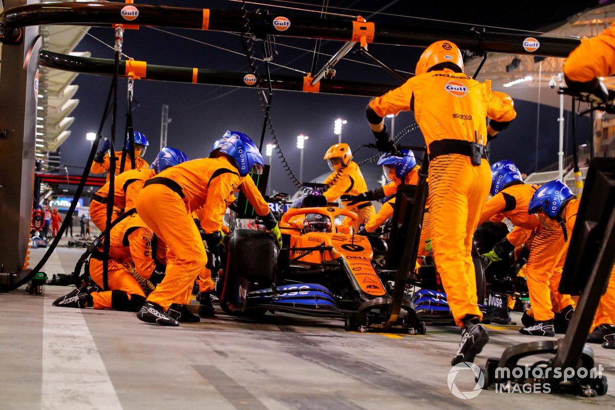 Carlos Sainz Jr., McLaren MCL35, dans les stands