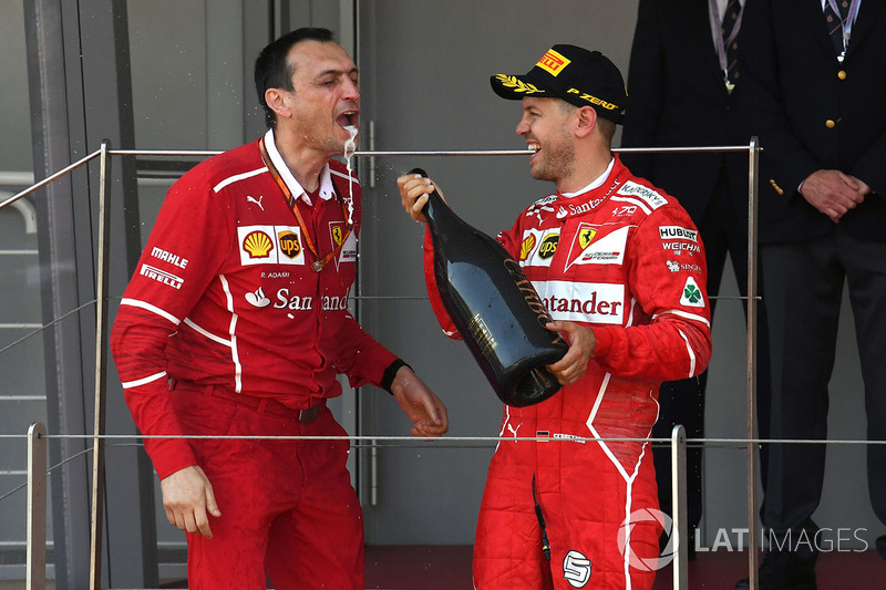 Переможець Себастьян Феттель, Ferrari та Ріккардо Адамі, гоночний інженер Ferrari