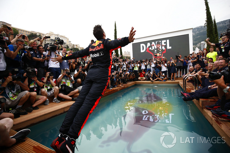 Yarış galibi Daniel Ricciardo, Red Bull Racing, Red Bull Energy Station havuzuna atlıyor