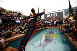 Daniel Ricciardo, Red Bull Racing, si tuffa nella piscina della Red Bull Energy Station