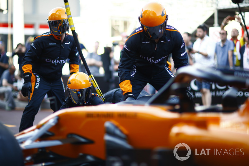 McLaren pit stop practice