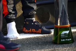 Galibiyet kupası ve yarış galibi Daniel Ricciardo, Red Bull Racing'in botu