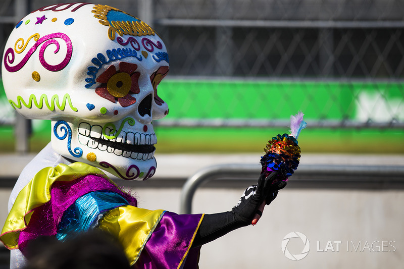 Disfraces del día de muertos en el paddock