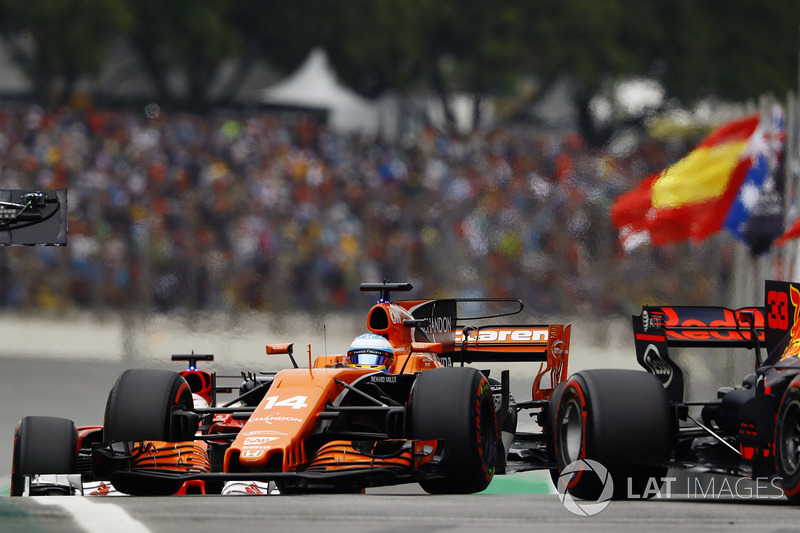 Fernando Alonso, McLaren MCL32, pasa a Max Verstappen, Red Bull Racing RB13, en pits